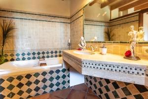W łazience znajduje się wanna, umywalka i wanna. w obiekcie Villa Es Pinar By homevillas360 w mieście Alaró