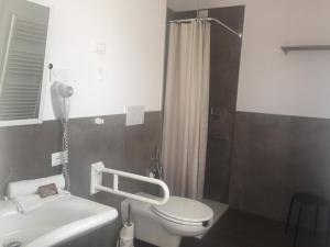 Koupelna v ubytování Pove 2.4 Hotel