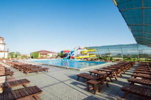a pool with wooden benches and a water park at Picnic Park in Shenggeldi +31 photos