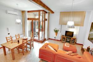 a living room with a couch and a table at Ca' Cortigiane Suite in Venice