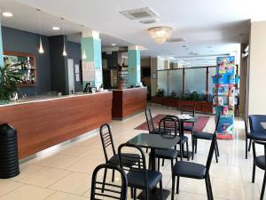 Hotel Boom في ريميني: مطعم بطاولات وكراسي وكاونتر