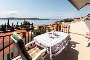 stół na balkonie z widokiem na wodę w obiekcie Lambrisa w Trogirze