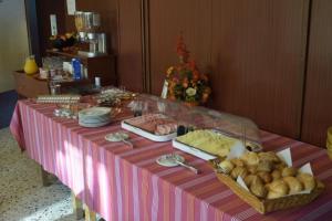 une table rose et blanche avec de la nourriture dans l'établissement Frühstückspension Matheidl, à Ferlach