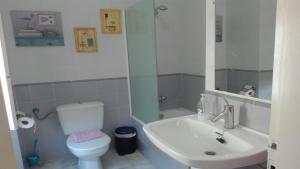 a bathroom with a white toilet and a sink at Príncipe C in Granada