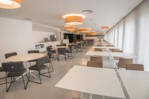 英雄港阿佐里斯花园 - 广场酒店餐厅或其他用餐的地方