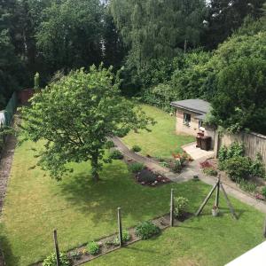 een luchtzicht op een tuin met een boom bij Apartment Lori in Mönchengladbach