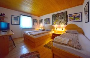 Posteľ alebo postele v izbe v ubytovaní Kod Korita Rooms + 24 fotografií