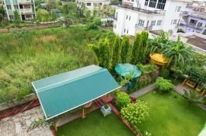 une vue aérienne sur une cour avec un toit vert dans l'établissement Galaxy Guest House, à Siddharthanagar