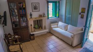 - un salon avec un canapé et une cheminée dans l'établissement Sylvia's Guest House, à Kavrokhórion