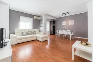 - un salon avec un canapé blanc et une table dans l'établissement Travel Habitat Mestalla, à Valence