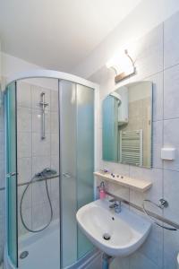 Bilik mandi di Apartments Marija Lapad