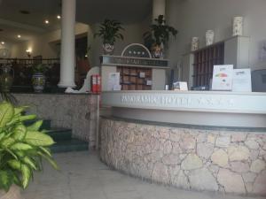 hol hotelu z napisem "ziejący hotel" w obiekcie Hotel Panoramic w mieście Giardini Naxos +37 zdjęć