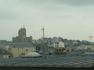 Una vista de una ciudad desde el tejado de un edificio. en 81 Rue des Juifs, en Granville