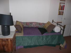 een slaapkamer met een bed en een lamp op een tafel bij 81 Rue des Juifs in Granville