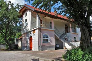 un edificio con una escalera en el lateral en Prenočišča Angelin hram, Tiny Apartments, en Markovec