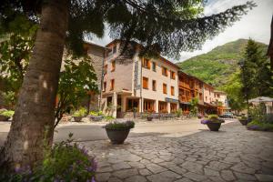 una calle en una ciudad con un árbol y edificios en Hotel Llacs De Cardos en Tavascán