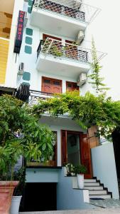 a white building with stairs and plants on it at Phat Dat Hotel in Quảng Ngãi