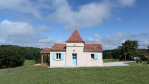 ル・ヴィガンにあるLa Quercynoiseの草原の小さな白い家