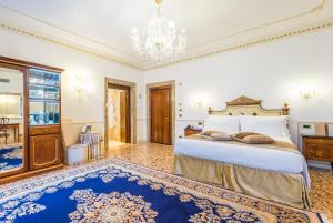 Rúm í herbergi á Hotel Ai Cavalieri di Venezia