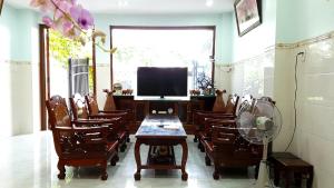 a dining room with a table and chairs and a fan at Phat Dat Hotel in Quảng Ngãi
