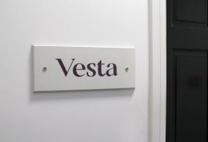 ein Schild an einer Tür mit dem Wort „versa“ in der Unterkunft Vesta Central Bath Apartment in Bath