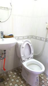 a bathroom with a toilet and a sink at Phat Dat Hotel in Quảng Ngãi
