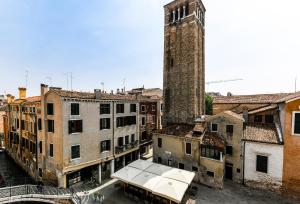 een luchtzicht op een stad met een klokkentoren bij Venice Glass apartment in Venetië