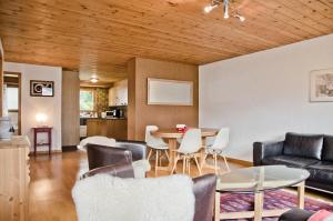 - un salon avec un canapé et une table dans l'établissement Apartment Aare 3.5 by GriwaRent AG, à Goldswil