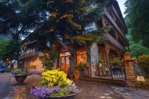 
a garden filled with flowers and plants in front of a building at Hotel Estanys Blaus in Tavascan
