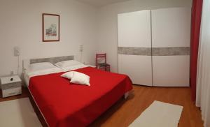 1 dormitorio con cama roja y manta roja en Apartment Alice, en Pula