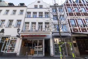 una fila de edificios blancos en una calle en Altstadt Bolker Original, en Düsseldorf