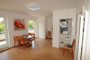 a living room with a dining room table and chairs at Agt Hannover Messe Zimmer in Hannover