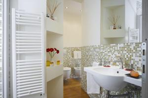 uma casa de banho com um lavatório branco e 2 WC em Relais Piazza Signoria em Florença