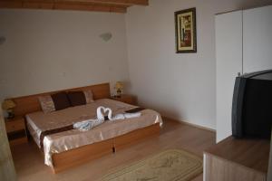 Un pat sau paturi într-o cameră la Shoposki Guest House