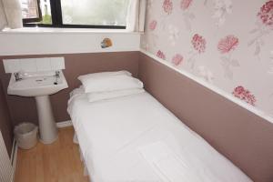 Letto o letti in una camera di The Boundary Hotel - B&B
