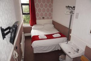 Letto o letti in una camera di The Boundary Hotel - B&B