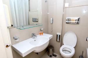 
A bathroom at Hotel Riviera
