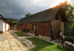 ein altes Holzhaus mit in der Unterkunft Guest House Spoljaric Sasa in Rastovača