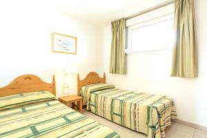 Posteľ alebo postele v izbe v ubytovaní Sistach Rentals Apartaments Sol 304 & 404