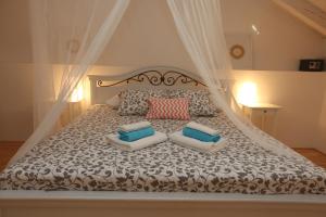 Un pat sau paturi într-o cameră la Kuće za odmor Brkić