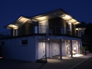 インメンシュタット・イム・アルゴイにあるVilla-marlonの夜の灯りを持つ家