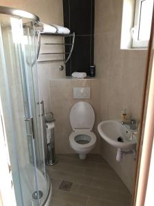 Et badeværelse på Guest house IVO