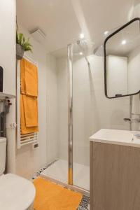 y baño con ducha, aseo y lavamanos. en Nicelidays - Le Berlioz - city central - 7min from beaches en Niza