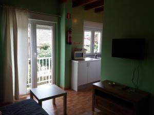A television and/or entertainment centre at Apartamentos Guadalupe
