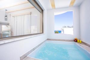 Bazén v ubytování Alexander Studios & Suites - Adults Only nebo v jeho okolí