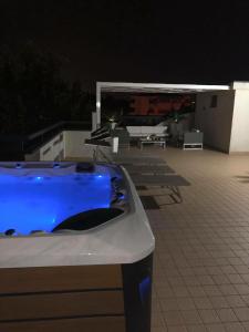 La salle de bains est pourvue d'un lavabo bleu sur le toit. dans l'établissement Hotel Tenerife, à Riccione