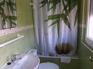 A bathroom at Apartamentos Guadalupe Még 37 kép