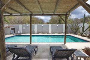 A piscina localizada em Bantopa Apartments ou nos arredores