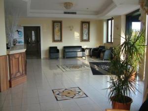 una sala de estar con sofás y sillas. en Hotel San Giorgio, en Crotone