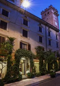 a building with a clock on the front of it at Hotel Gabbia D'Oro in Verona